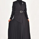 1314 DOUBLE KUMAŞ ETEĞİ PİLİSE DETAYLI KRUVAZE YAKA TESETTÜR ELBİSE-SİYAH