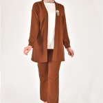 2554 Krep Kumaş Taş Aksesuar Detaylı Tesettür Üçlü Takım-KAHVERENGİ