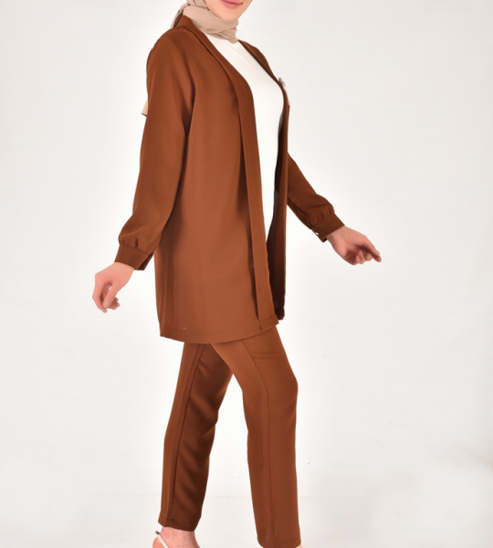 2554 Krep Kumaş Taş Aksesuar Detaylı Tesettür Üçlü Takım-KAHVERENGİ