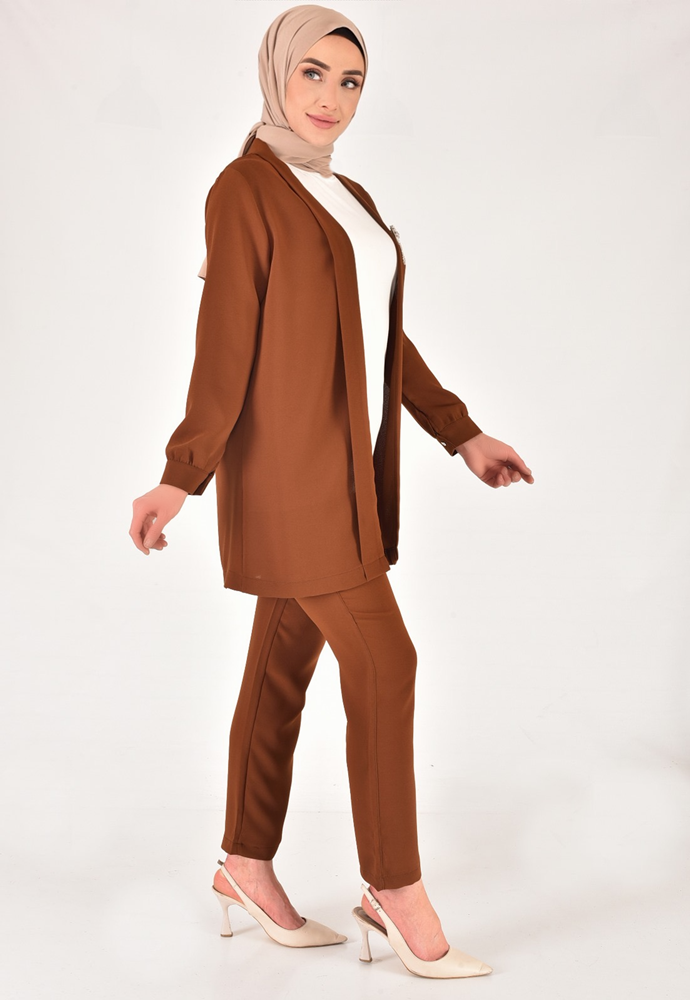 2554 Krep Kumaş Taş Aksesuar Detaylı Tesettür Üçlü Takım-KAHVERENGİ