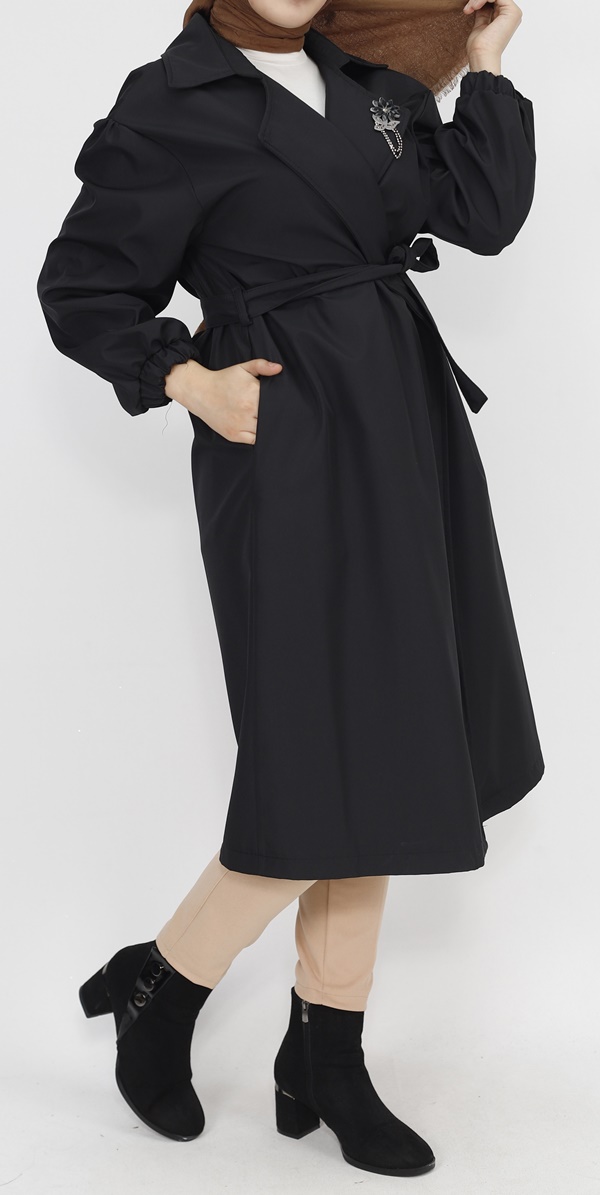 11051 Bondit Kumaş Broş Detaylı Orta Boy Trençkot-SİYAH