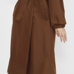 11051 Bondit Kumaş Broş Detaylı Orta Boy Trençkot-KAHVE