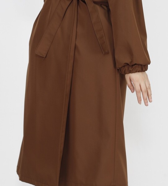 11051 Bondit Kumaş Broş Detaylı Orta Boy Trençkot-KAHVE