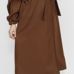 11051 Bondit Kumaş Broş Detaylı Orta Boy Trençkot-KAHVE