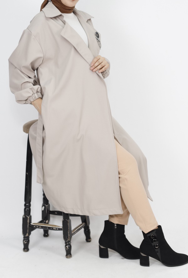 11051 Bondit Kumaş Broş Detaylı Orta Boy Trençkot-TAŞ